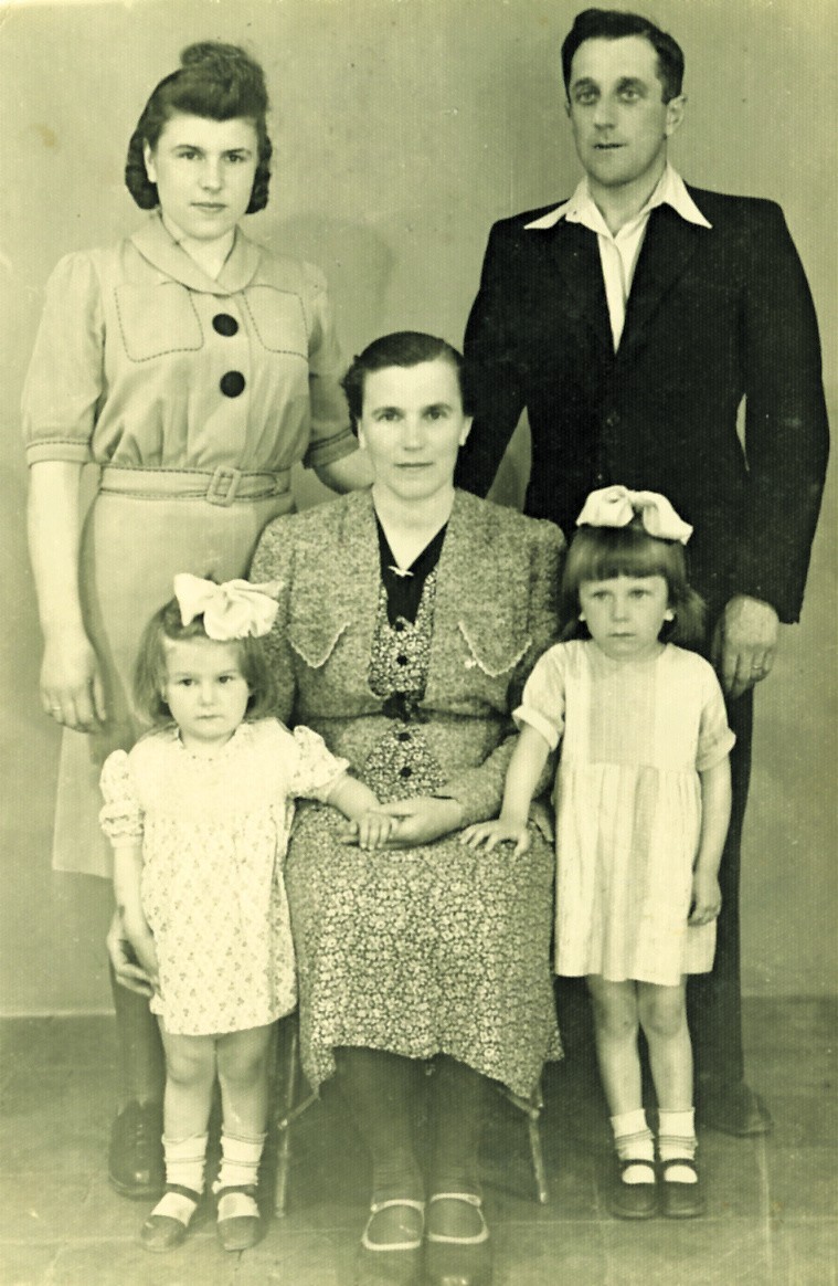 Irena i Władysław Przytułowie z babcią Katarzyną i córkami