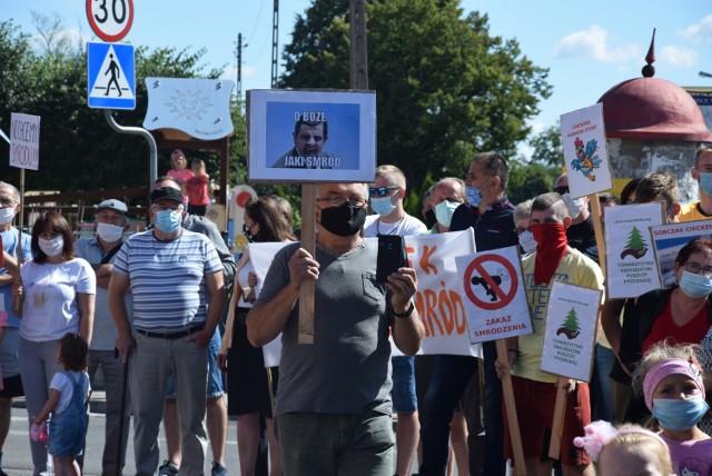 "Chcemy spokoju, nie fetoru" - mieszkańcy gminy Blizanów protestowali przeciwko budowie fermy drobiu