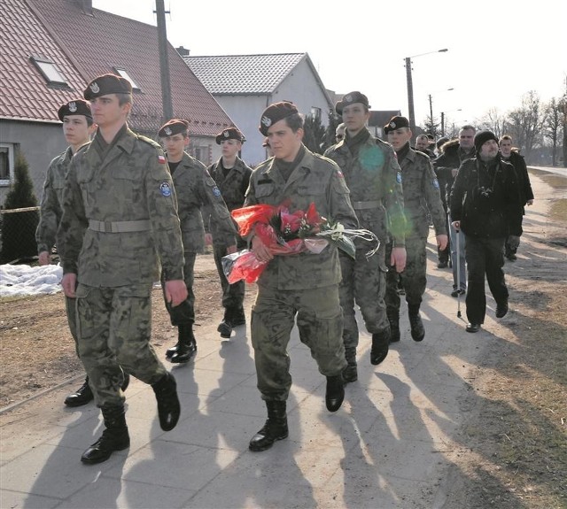 Na czele rajdu młodzież z Polskiej Organizacji Wojskowej