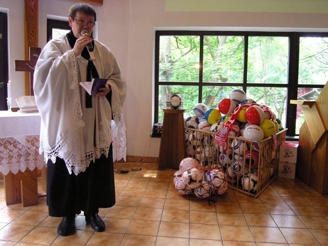 Pastor Jan Byrt odprawił nabożeństwo za Euro 2012 i rozdał...