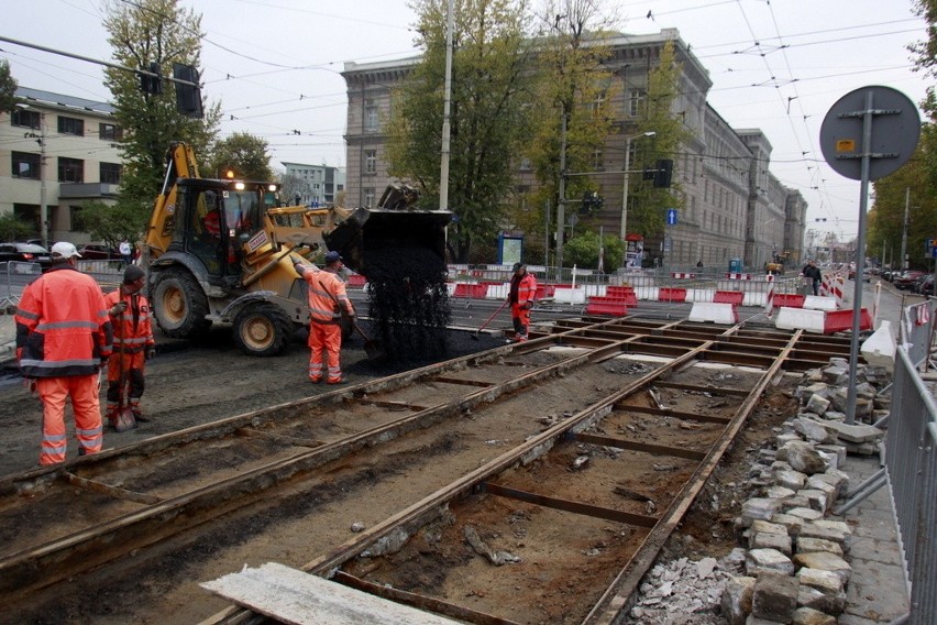 Wrocław: Drogowcy układają asfalt na Podwalu. Wkrótce zmiana organizacji ruchu (ZDJĘCIA)