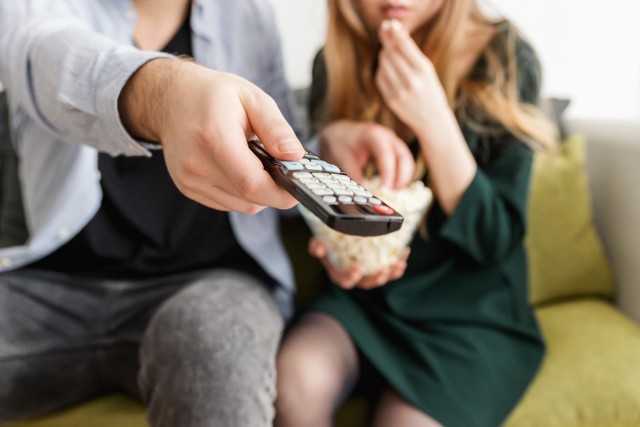 Niewiele osób zdaje sobie sprawę z tego, że o ile jesteśmy posiadaczami telewizji lub radioodbiornika, mamy obowiązek opłacać abonament radiowotelewizyjny. W przeciwnym wypadku czekają nas niemiłe konsekwencje w postaci kar finansowych. Warto dodać, że kontrolować nas mogą urzędnicy, którzy weryfikują czy posiadamy odbiornik czy też nie. Wiele osób po takich kontrolach musiało płacić bardzo wysokie kary. Jak przebiega taka kontrola? Kiedy urzędnik może zapukać do naszych drzwi? Ile musimy płacić kary?

Zobacz również: Abonament RTV w 2020 r. Ile zapłacimy?


