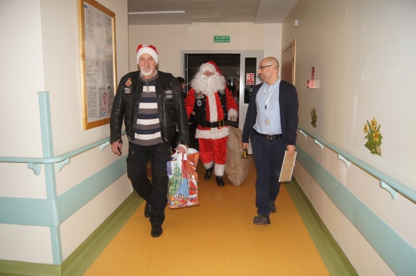 Mikołaje na motocyklach odwiedzili małych pacjentów Szpitala Powiatowego w Radomsku [ZDJĘCIA]