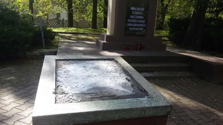 Pomnik w Ostrowach bez tablicy. Została skradziona ZDJĘCIA