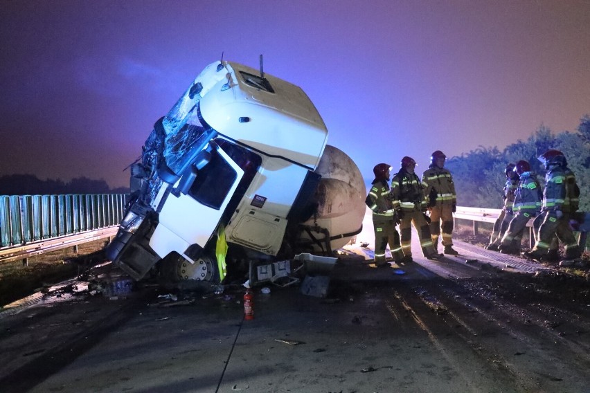 Wypadek na autostradzie A4 na wysokości Legnicy, wybuchło tysiące dezodorantów