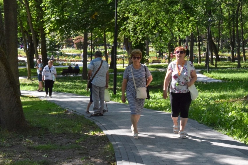 Tłumy odwiedzających pojawiają się latem w Parku Zdrojowym w...