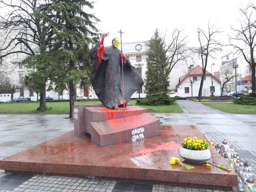 Skandal w Łodzi. Wandale oblali farbą i zbezcześcili pomnik Jana Pawła II! 