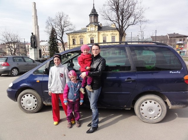 Beata Dunaj z Lipnicy Wielkiej z 10-letnim Klaudiuszem, 6-letnią Jasicąi 3-letnią Izą często wpada na zakupy do Nowego Targu. Uważa, że parking na Rynku jest potrzebny 