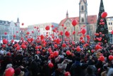 Tarnowskie Góry Murem za Owsiakiem [ZDJĘCIA] Setki osób zebrały się na rynku, żeby wesprzeć Jurka