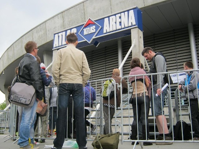 Fani czekają na Shakirę pod łódzką Atlas Areną.