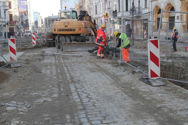 Działacze Klubu Miłośników Starych Tramwajów w Łodzi chcą, żeby na remontowanym odcinku Piotrkowskiej zostawić odkryte kilka dni temu tory tramwajowe.