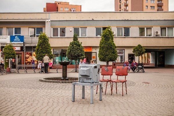 Knurów: Telewizory na ulicach. Akcja Nie siedź w domu. O co chodzi? [ZDJĘCIA + WIDEO]