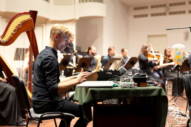 Jedną z gwiazd będzie Trans-for-Matha Ensemble – poznańska orkiestra specjalizująca się w wykonawstwie muzyki najnowszej, założona w 2018 roku przez Michała Janochę i Dominika Puka.
