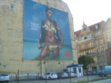 Poznań: Zdejmują nielegalną reklamę z bikini przy Szewskiej