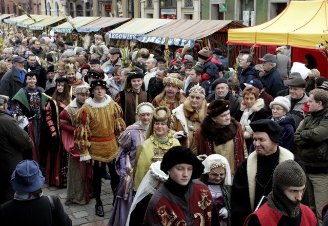 Na Starym Rynku w Poznaniu w niedzielę tłumy - rozpoczął się XIX Kiermasz Kaziukowy. Podobnie było w poprzednich latach