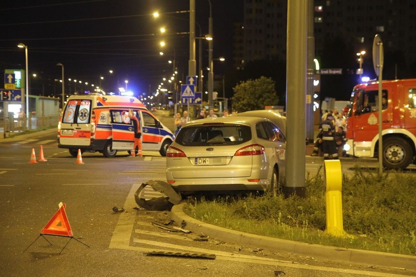 Wypadek na Armii Krajowej. Kierowca ciężko ranny (ZDJĘCIA)