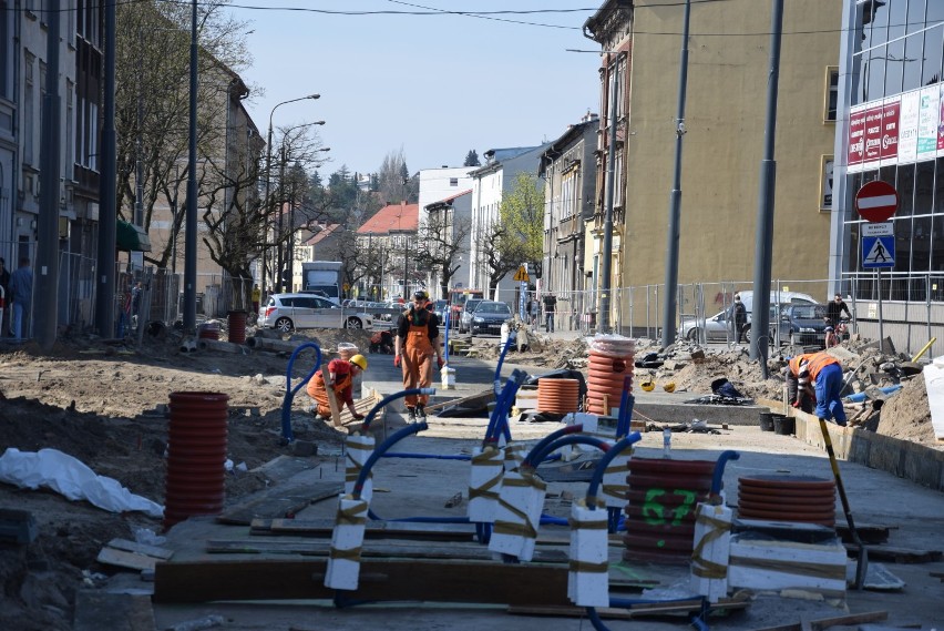 Na Sikorskiego jest już część chodników. Układają już też asfalt