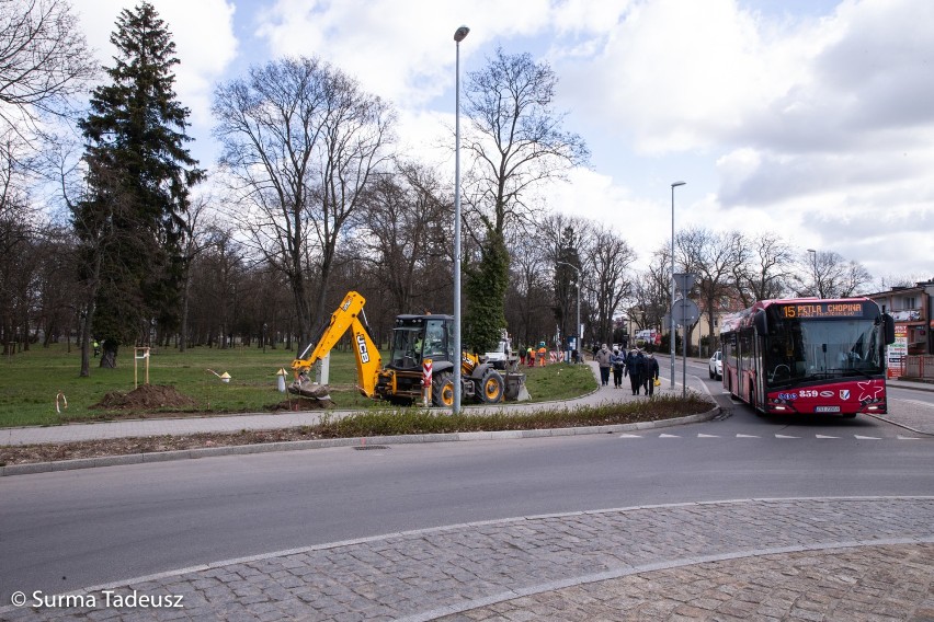 Ul. Spokojna. Z powrotem budują ścieżkę rowerową. Stanęły już słupy nowych lamp