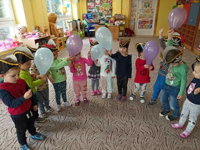 Dzieci w Przedszkolu Samorządowym numer 5 w Kielcach podczas zabawy andrzejkowej.