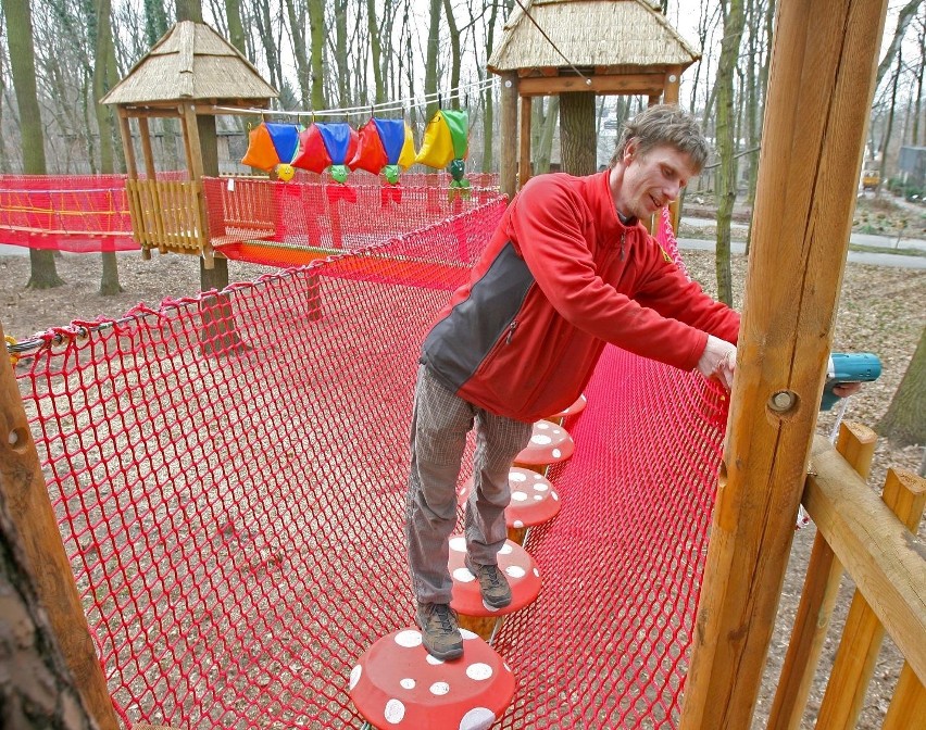 Od niedzieli w łódzkim zoo czynny jest park linowy.