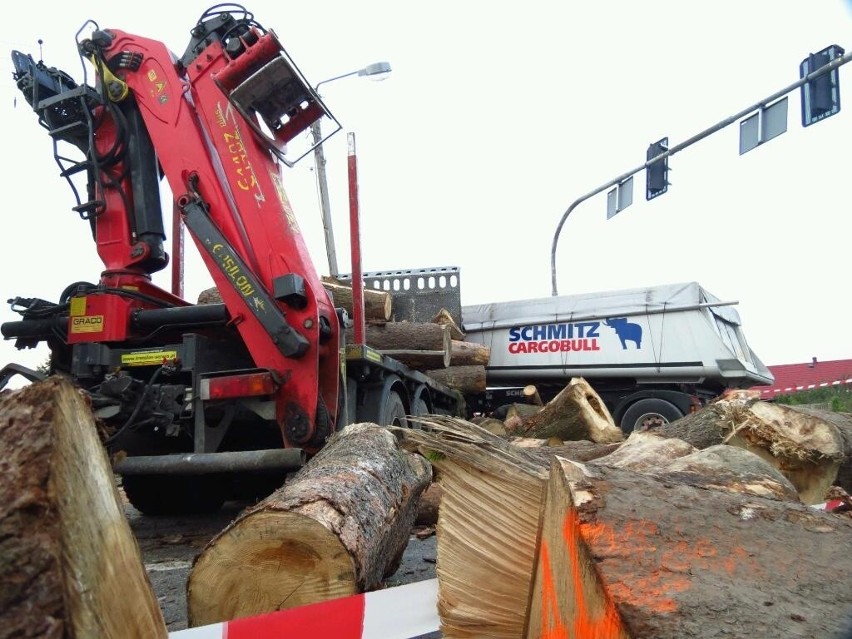 Groźne zderzenie na krajowej &quot;ósemce&quot; pod Wrocławiem (ZDJĘCIA)