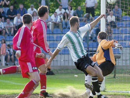 Tak padł pierwszy gol dla Świtu w meczu barażowym ze Szczakowianką w 2003 r. Teraz swoje &amp;#8222;gole&amp;#8221; strzelają  prawnicy. Fot. K. Trojok