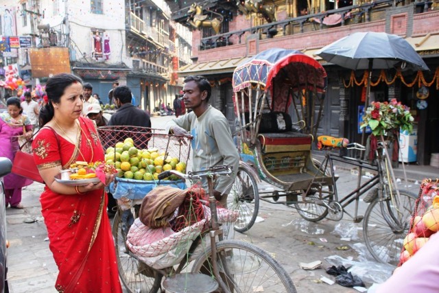 Ulice Kathmandu tryskają życiem. Chodząc nimi  trzeba bardzo uważać, gdyż ruch pieszych miesza się z motocyklami, rikszami, a także autami - zazwyczaj małych gabaryt&oacute;w. Słychać nieustannie głośne dźwięki klakson&oacute;w. Fot. Barbara Figurniak