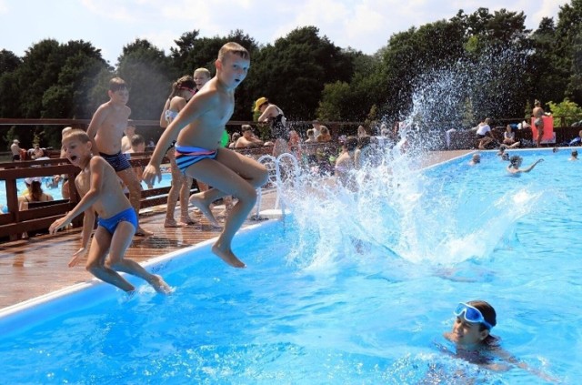 Dużą popularnością od lat cieszą się toruńskie baseny letnie, jak choćby ten przy ul. Przy Skarpie