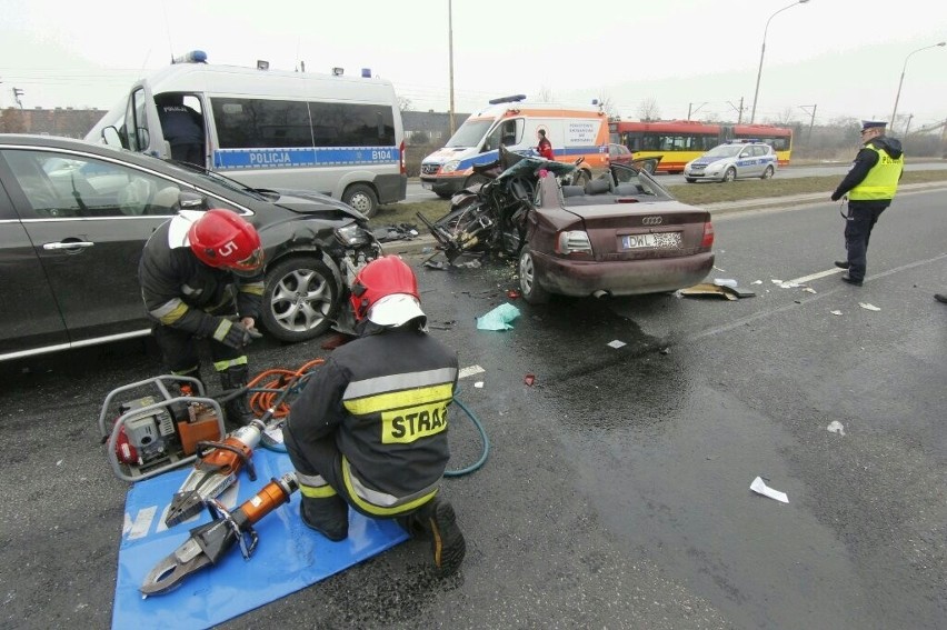 Wrocław: Tragiczny wypadek na al. Sobieskiego. Jedna osoba zginęła, 5 rannych (ZDJĘCIA)