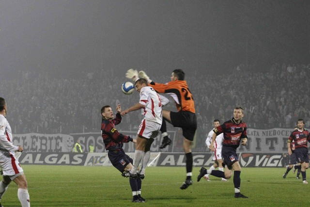 Piłkarze Zagłębia (białe stroje) już dawno tak słabo nie zagrali na stadionie Ludowym.