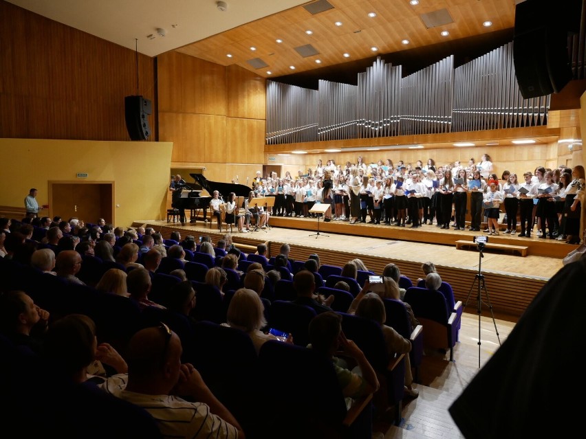 Ponad setka młodych śpiewaków na jednej scenie. W opolskiej szkole muzycznej zorganizowano koncert "Opole śpiewa dla Ukrainy"