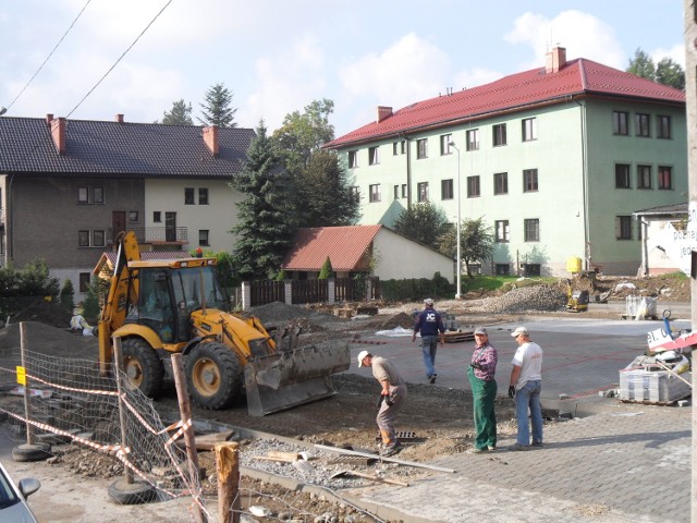 Robotnicy uwijają się przy budowie, by zdążyć przed zimą