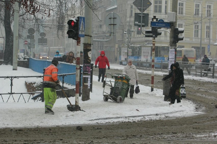 Zima sparaliżowała Wrocław. Pługi usuwały błoto pośniegowe, były kolizje