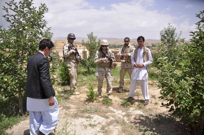 Polscy żołnierze w Afganistanie pomagają miejscowym rolnikom