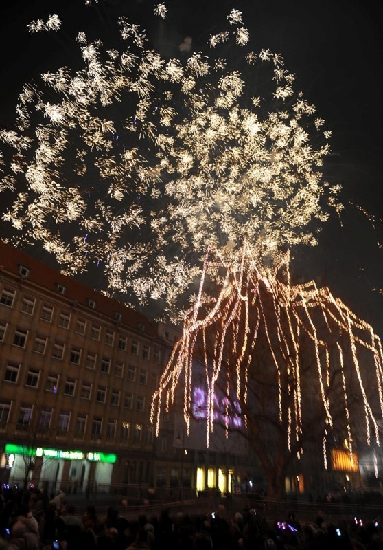 Tak w Sylwestra poznaniacy bawili się na Placu Wolności w...