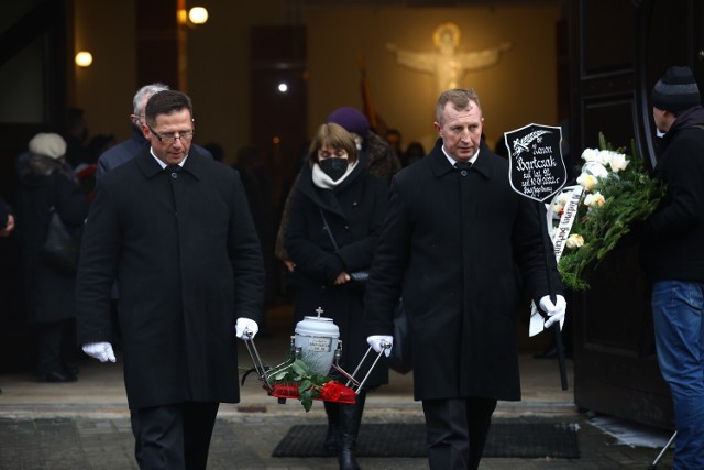Pogrzeb Zenona Bartczaka w Piotrkowie, wieloletniego dyrektora I LO "Chrobrego", 19.01.2022