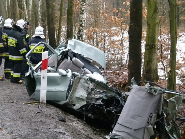 25-letni kierowca zginął w wypadku pod Tomaszowem Mazowieckim. Uderzył w drzewo.