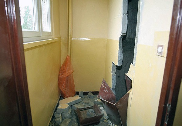 17-letni uciekinier zaklinował się w rurze zsypu na śmieci wieżowca przy Zgierskiej 142 w Łodzi.