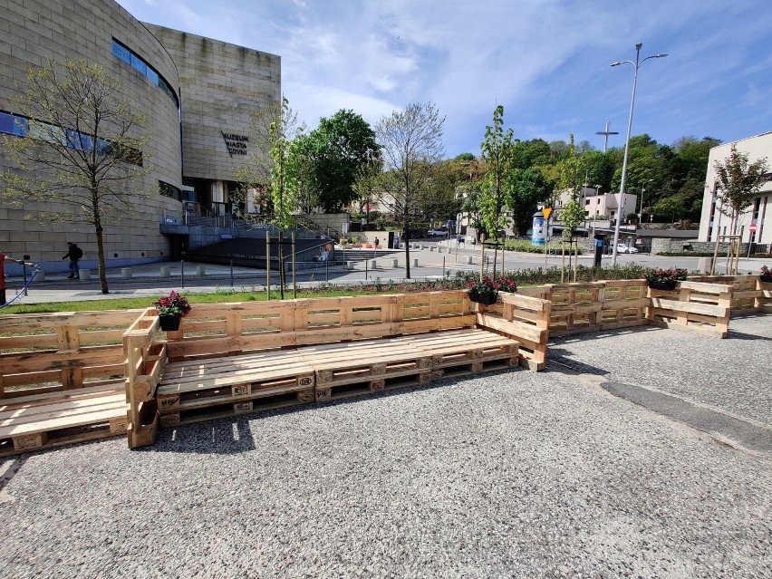 Parking przy ul. Zawiszy Czarnego zamieniony w strefę rekreacji. Mieszkańcy wolą parking, skarżą się, że nie mają gdzie zostawiać samochodów