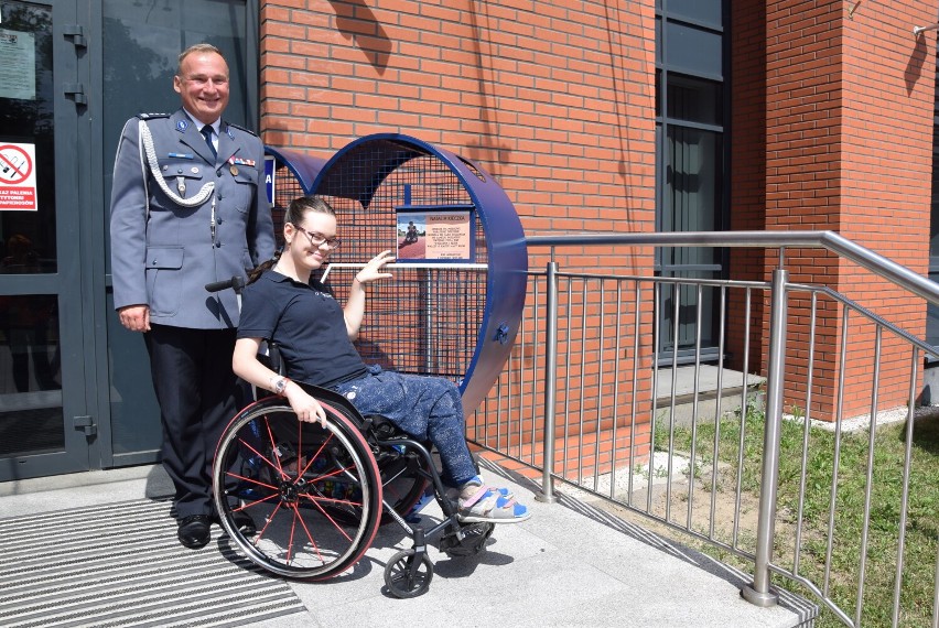 Natalka z komendantem powiatowym policji w Stargardzie, insp. Robertem Nowakiem