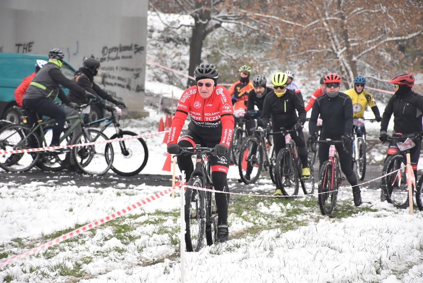 Zamek w Malborku tego jeszcze "nie widział". Odbył się ekstremalny wyścig na rowerach, czyli Cyclocross Wałami von Plauena  