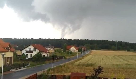 Trąba powietrzna przeszła nad Tychami i Katowicami [ZDJĘCIA i WIDEO]