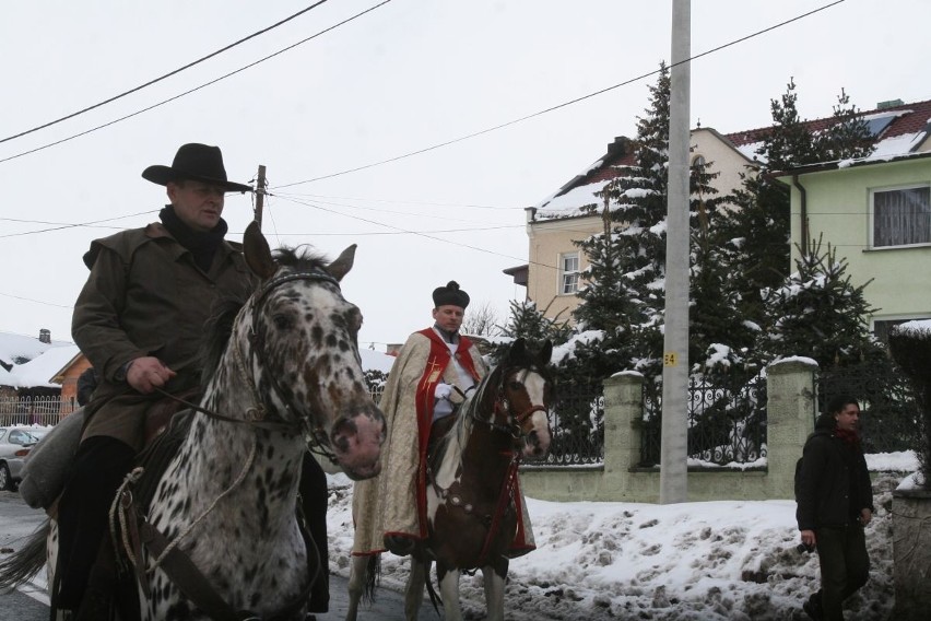 Arcybiskup Wiktor Skworc na procesji konnej w Pietrowicach Wielkich [ZDJĘCIA]