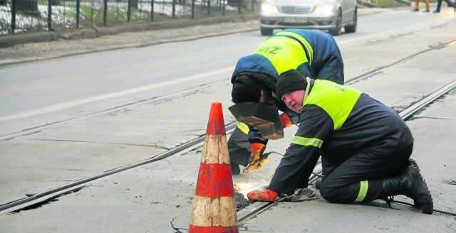 Wiosną tego roku urzędnicy z zarządu dróg przyznawali, że kapitalnego remontu wymaga ok. 38 km torów tramwajowych