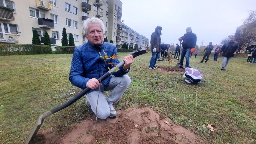 Przed blokiem przy ul. Kazimierza Wielkiego na Piaskach...