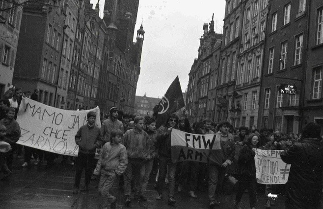 Walczyłeś w latach 80. z milicją w Gdańsku? Odszukaj się na zdjęciach z zadymy!