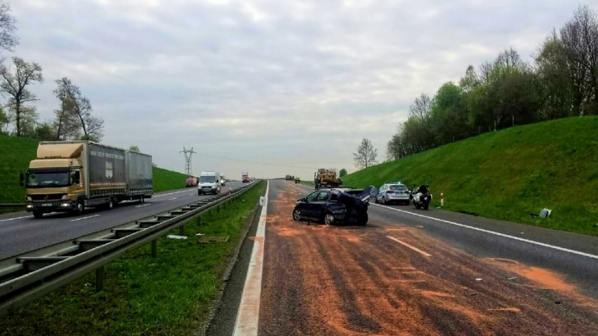 Wypadek nieoznakowanego radiowozu na A4. Transportowali więźnia, ranny policjant i dwie kobiety