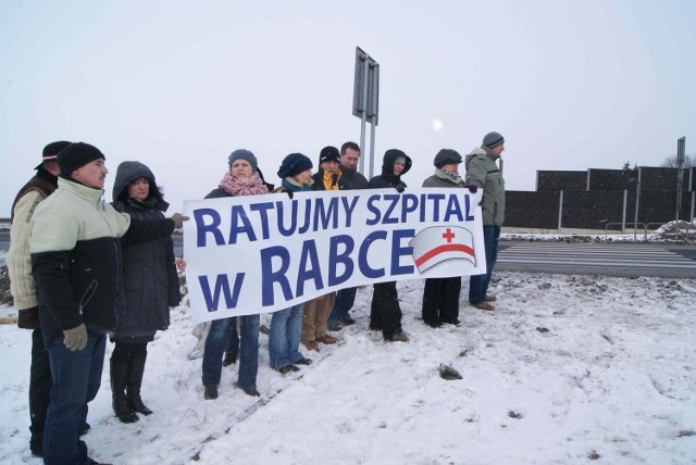 Batalia, którą toczą z NFZ mieszkańcy i pracownicy szpitala w Rabce, trwa od grudnia ubiegłego roku. Wtedy to zaczęli protestować przy zakopiance. Do tej pory ich walka się nie zakończyła