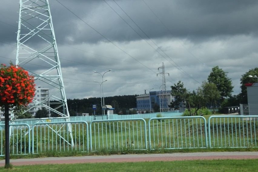 Od nowego marketu budowlanego, jadąc przy komendzie policji...