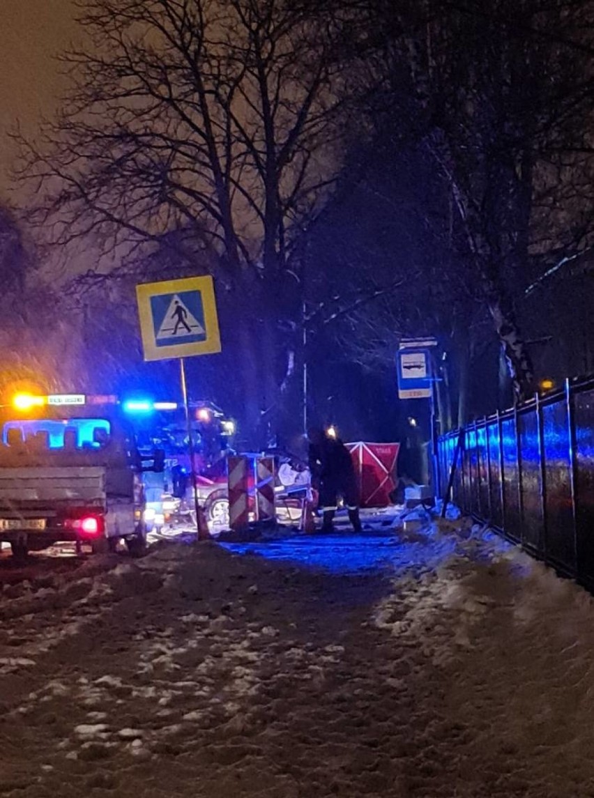 Śmiertelny wypadek w Sosnowcu Milowicach. Młody kierowca uderzył w drzewo. Zginął na miejscu